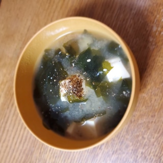 豆腐とわかめの山椒味噌汁